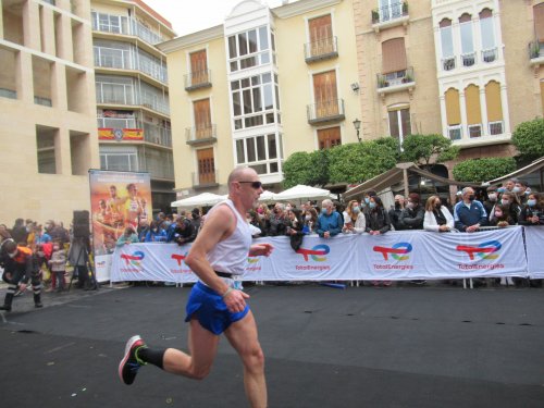 De laatste meters tijdens de halve marathon van Murcia op 6 februari 2022.